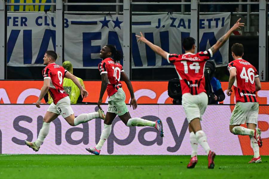 O Milan derrotou o Inter e avançou para a final da Taça de Itália